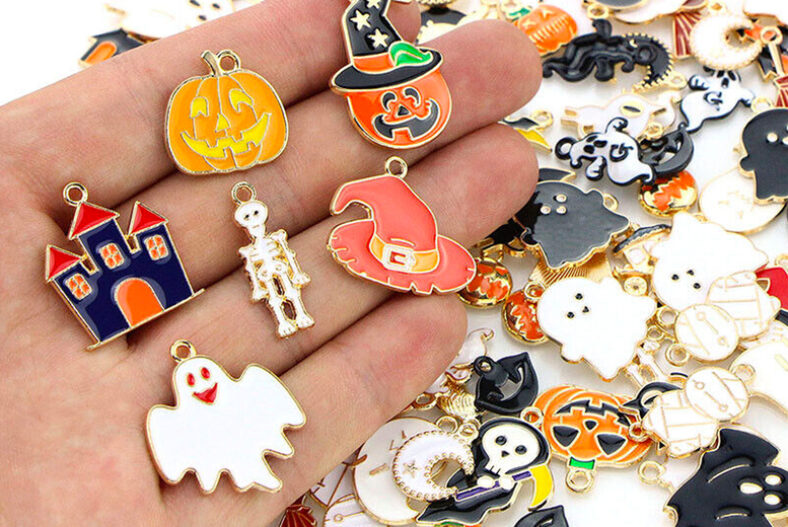 £12.99 instead of £29.99 for a 100 Piece Halloween Alloy Enamel Pendants Set from Just Gift Direct – save 57%