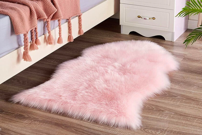 £7.99 instead of £19.99 for a 40 x 60 Faux Fur Fluffy Sheepskin Rug or £11.99 for a 60 x 90 from UK Dream Store – save up to 60%