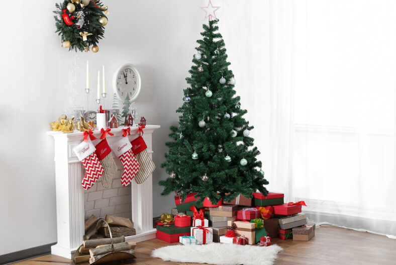 High-Quality Realistic Christmas Tree – 5ft, 6ft or 7ft! £14.99 instead of £49.99