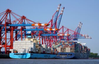 Revolutionizing Supply Chain Management: The Transformative Role of AI in Enhancing Efficiency and Resilience