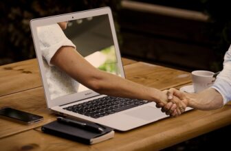 Enhancing Teamwork: The Role of Virtual Collaboration Tools and AI in the Modern Workplace