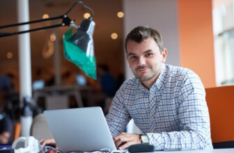 Enhancing Employee Performance Analysis: Unlocking the Benefits of AI-Driven Insights